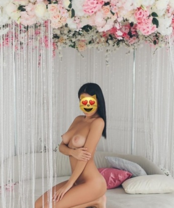 Соблазнительная красотка с неугомонным характером готова порадовать тебя нежными ласками и горячими поцелуями. Впадем во вкусный и сладкий грех вдвоем. Звони и договоримся о встрече! 13940, 27 лет